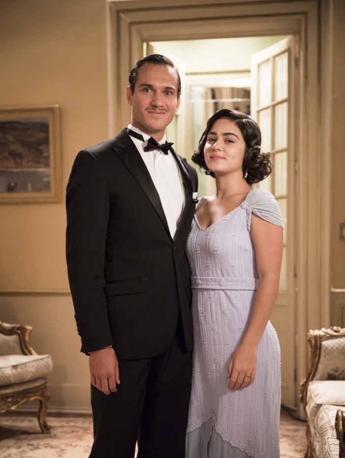 Isabel e Felício trocam olhares durante o baile do Clube Inglês
