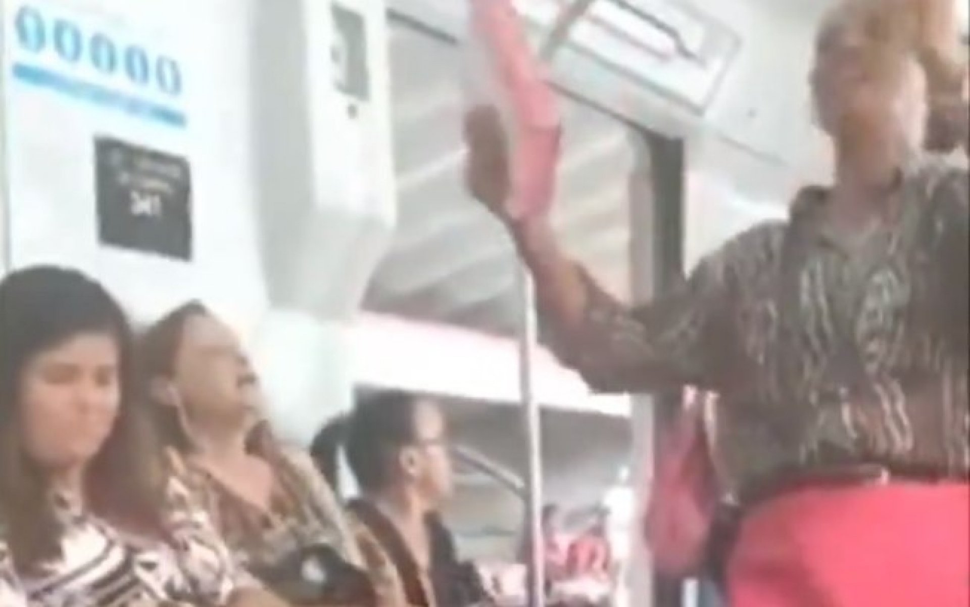 Mulher grita com pregadora em metrô