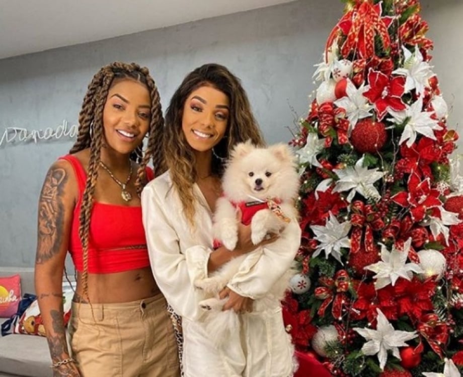Ludmilla e a esposa, Bruna, posam para clique perto da &aacute;rvore de Natal