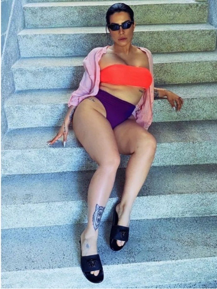 Cleo Pires mostra sensualidade na escada