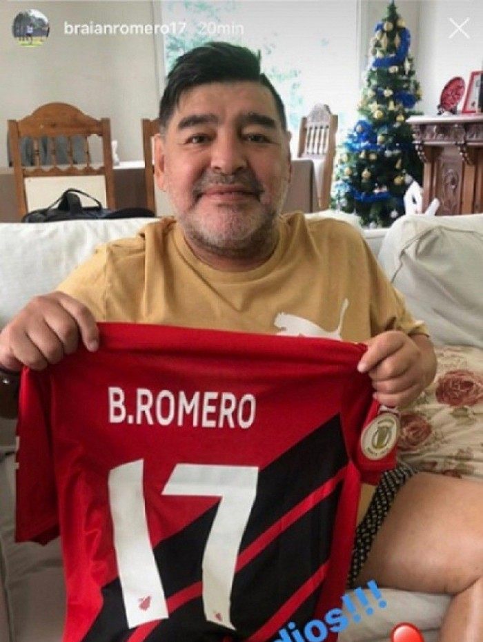 Maradona aparece com a camisa do Furacão nas redes sociais