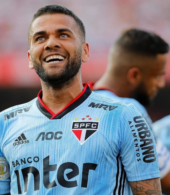 Daniel Alves de volta ao Brasil