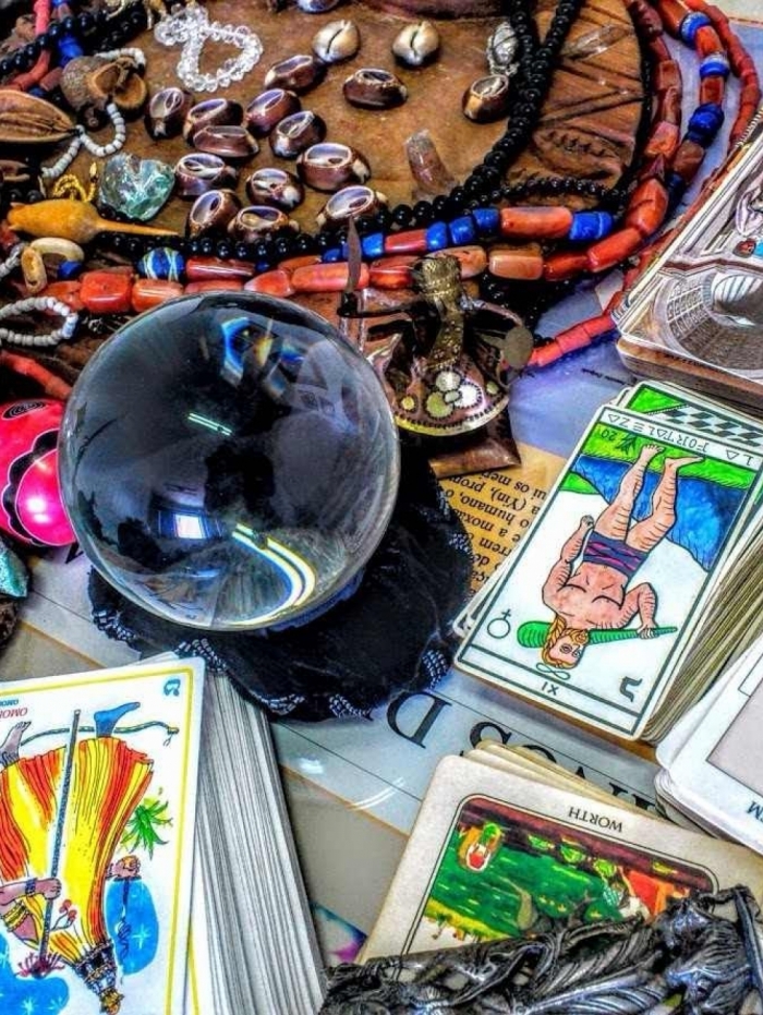 Taróloga Mística explica que a cor do ano de 2024 é laranja, que vai trazer alegria, otimismo e energia positiva