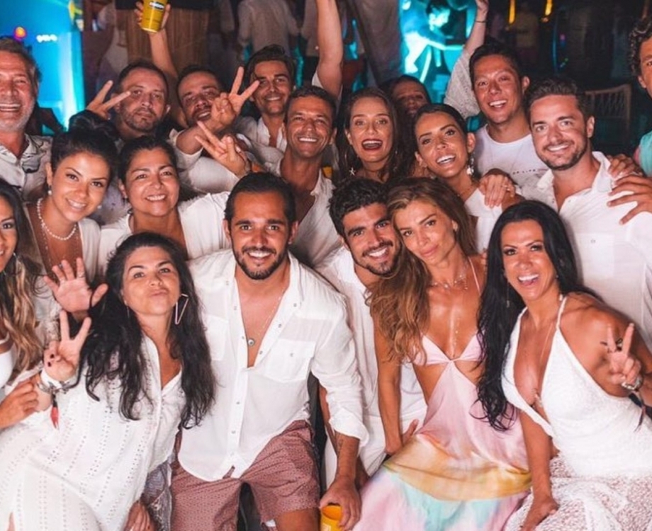 Mão de Grazi em foto com Caio Castro dá o que falar	