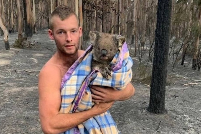 Jovem enfrenta incêndios na Austrália e já salvou nove coalas	