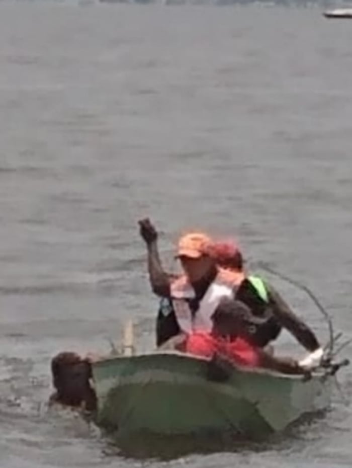 Policiais usaram barco de pesca
