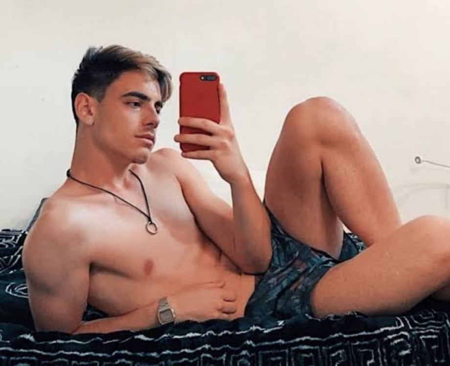 Mayã Frota, de 19 anos, tem perfil em rede social que vende conteúdos eróticos para maiores