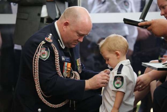 O pequeno Harvey recebe medalha de honra pela bravura do pai que morreu combatendo incêndios na Austrália