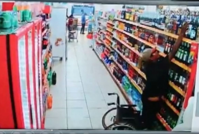 Ladrão disfarçado de cadeirante é flagrado ao roubar uísque em mercado