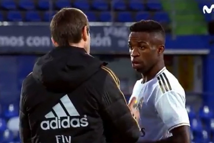 Vinícius Junior conversando com Gregory Dupont, preparador físico do Real Madrid