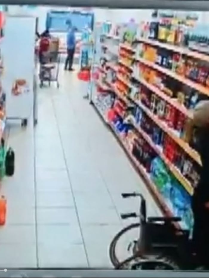 Ladrão disfarçado de cadeirante é flagrado ao roubar uísque em mercado