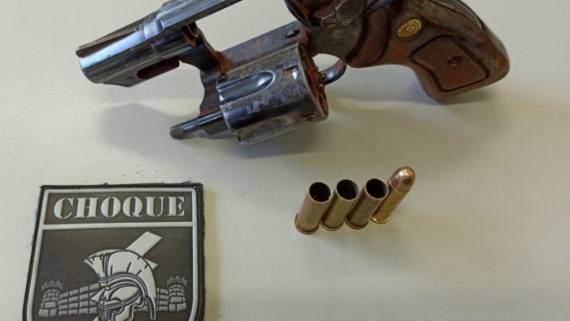 Arma usada pelo homem em feira