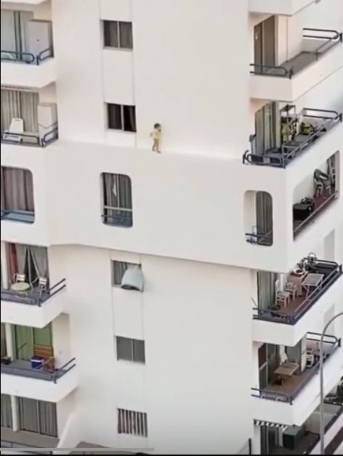 Criança anda sobre beirada do quinto andar