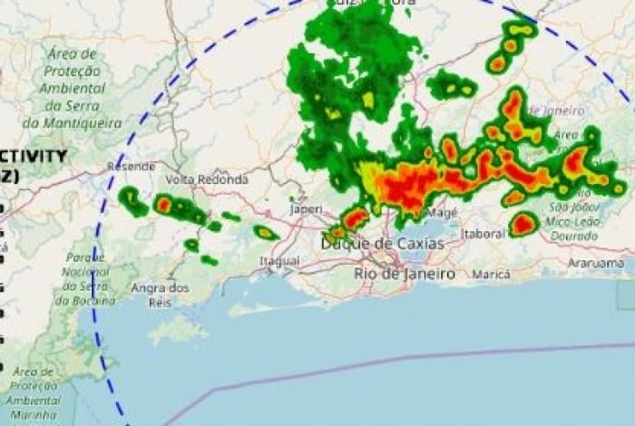 Núcleos de chuva moderada a forte que atuam na Baixada se deslocam para a cidade do Rio