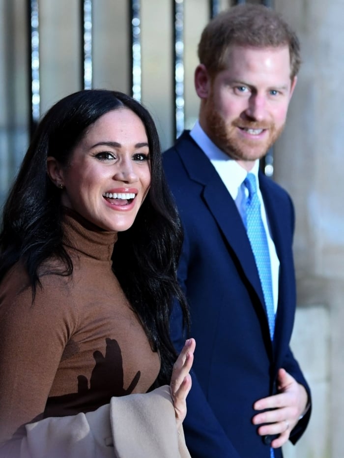 Pr&iacute;ncipe Harry come&ccedil;a a praticar surfe ap&oacute;s ganhar aulas de presente