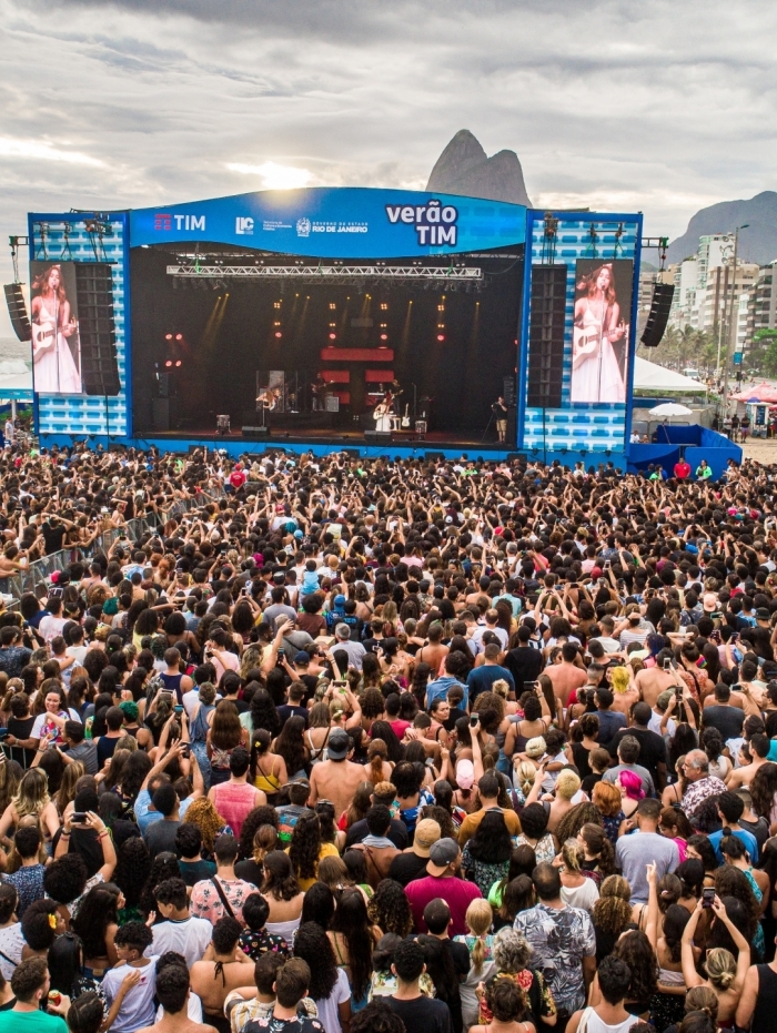 Show da dupla Anavit&oacute;ria na praia de Ipanema
