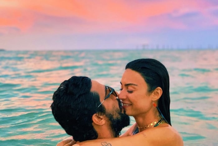 Thaila Ayala e Renato Góes trocam beijo apaixonado em praia na Bahia