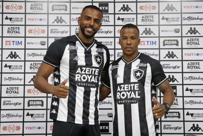 O zagueiro Ruan Renato (E) e o lateral-esquerdo Guilherme Santos foram apresentados pelo Botafogo