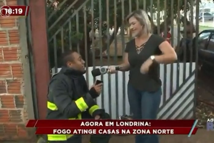 Repórter é pedida em casamento ao vivo por bombeiro