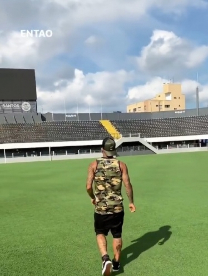 Gabigol esteve na Vila Belmiro
