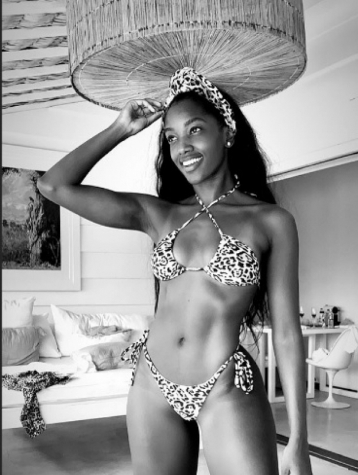 De biquíni, Iza mostra sua barriga chapada 