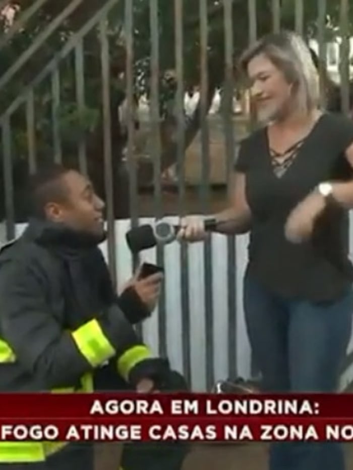 Repórter é pedida em casamento ao vivo por bombeiro