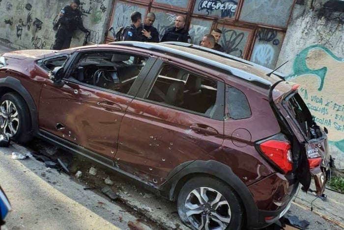 Carro ficou com várias marcas de tiro