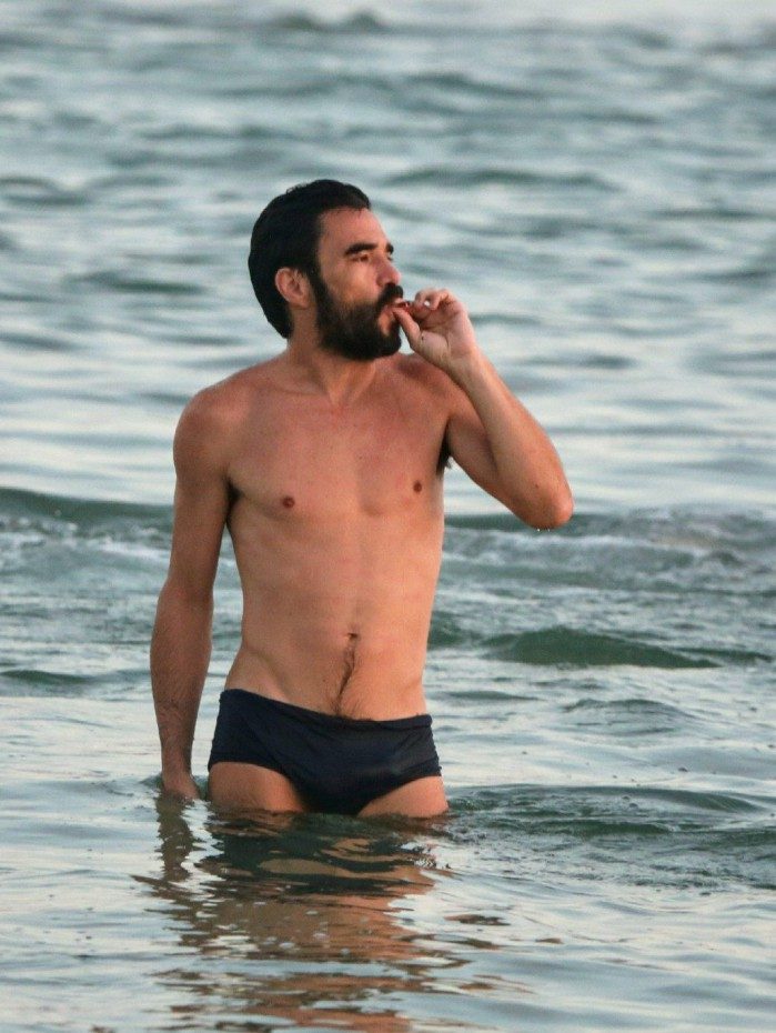 Caio Blat fuma na praia