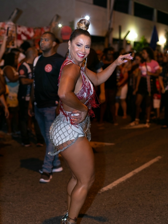 Viviane Araújo mostra samba no pé em ensaio do Salgueiro