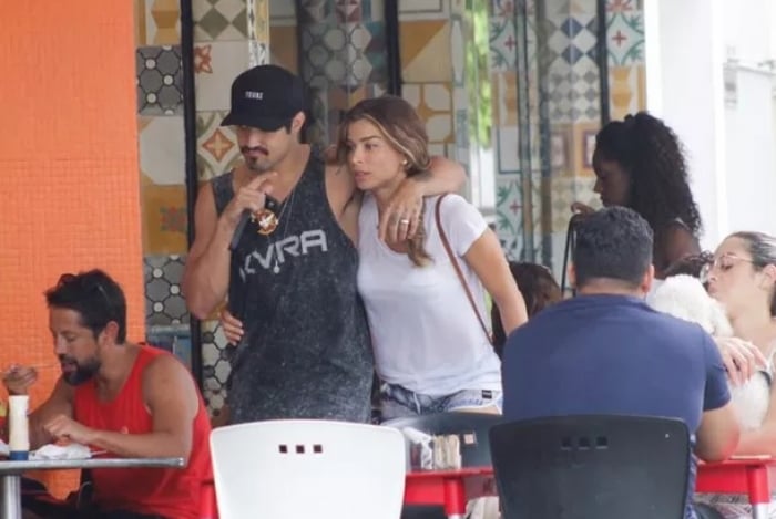 Grazi Massafera e Caio Castro passeiam pela Barra