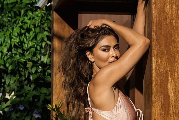Juliana Paes posa de maiô cavado