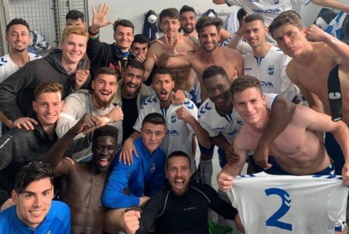 Jogadores do Lorca FC comemorando a primeira vitória em seis jogos 