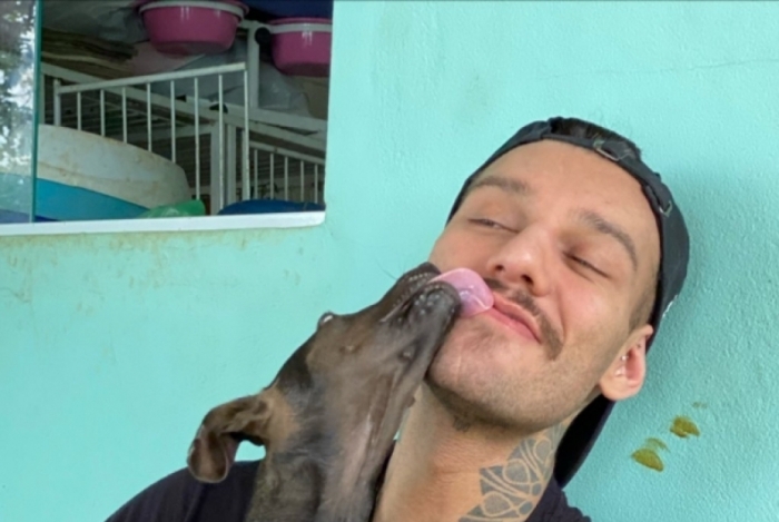 Lucas Lucco adota cachorrinha sem pata