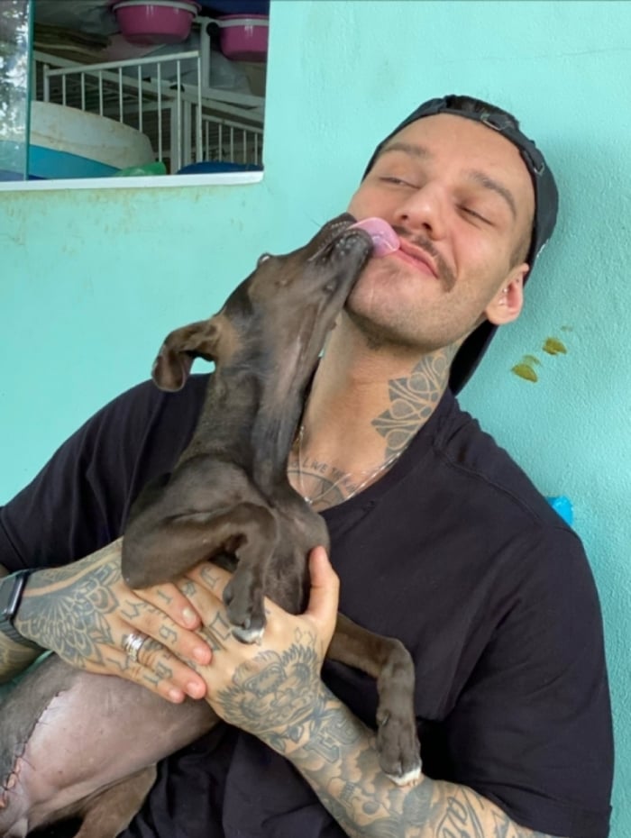 Lucas Lucco adota cachorrinha sem pata