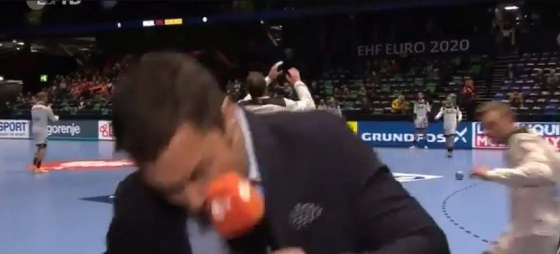 Repórter leva bolada no rosto ao vivo