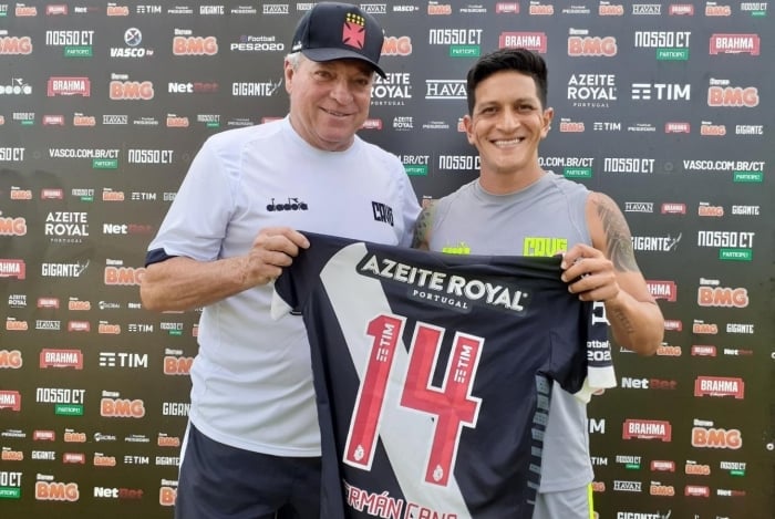 O técnico Abel Braga (E) entrega a camisa 14 para Cano: número usado por Abelão na Copa de 78