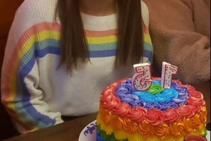Menina é expulsa de escola Cristã por usar camisa com arco-íris gay 