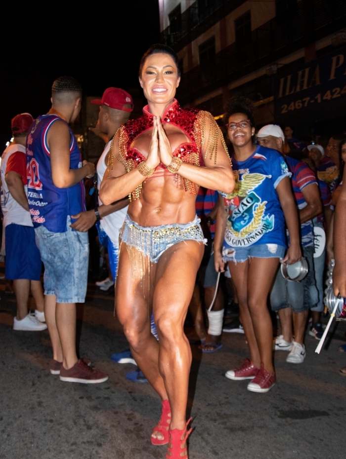 Gracyanne Barbosa no primeiro dia de ensaio de rua da União da Ilha