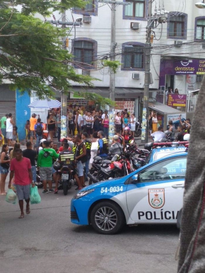 Policiais realizando abordagem no Vidigal