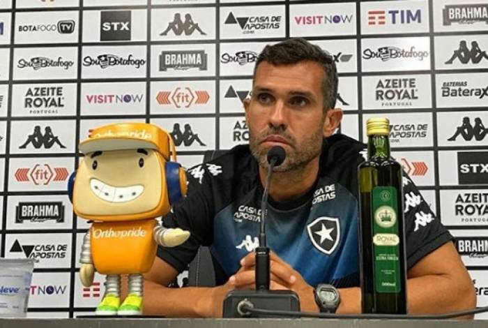 O auxiliar Bruno Lazaroni dirige o Botafogo contra o Volta Redonda