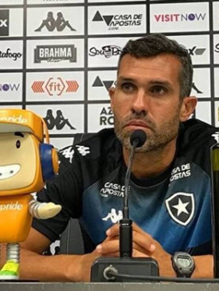 O auxiliar Bruno Lazaroni dirige o Botafogo contra o Volta Redonda - Reprodução / Instagram