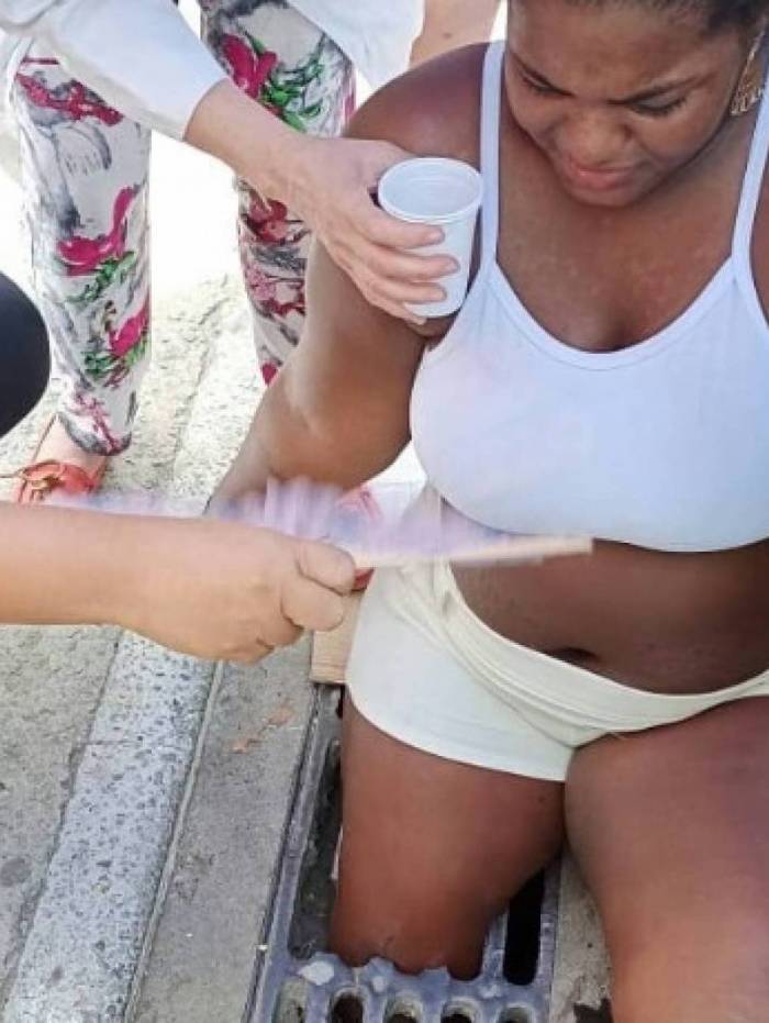 Populares ajudaram a mulher até a chegada dos bombeiros 