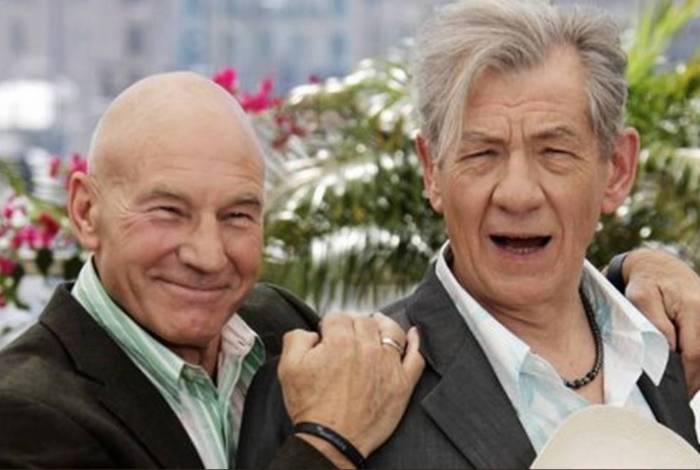 Patrick Stewart e Ian McKellen dão beijo gay

