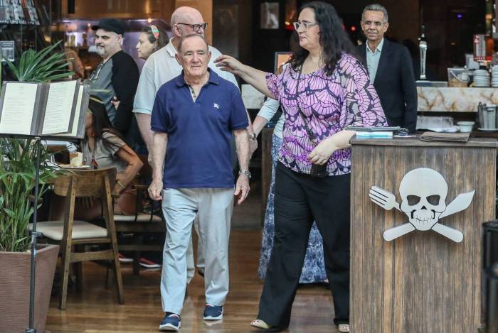 Renato Aragão, o eterno Didi, almoça em restaurante de Henrique Fogaça, em Shopping de milionários