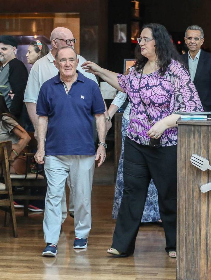 Renato Arag&atilde;o, o eterno Didi, almo&ccedil;a em restaurante de Henrique Foga&ccedil;a, em Shopping de milion&aacute;rios - AgNews