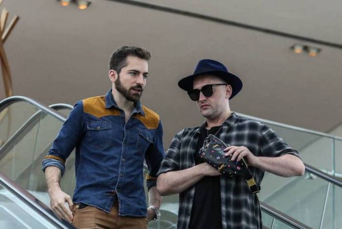 Paulo Gustavo fecha a cara e mostra a língua para paparazzo em shopping de milionários