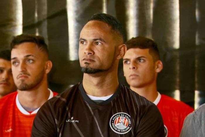 O goleiro Bruno tenta recomeçar sua carreira no futebol mais uma vez