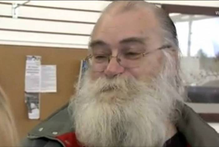 Homem acha dinheiro em sofá usado