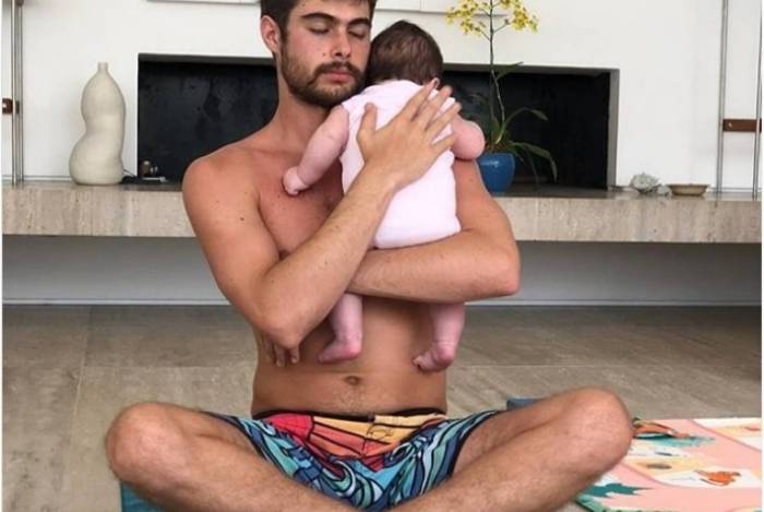 Rafael Vitti faz ioga com a filha nos braços