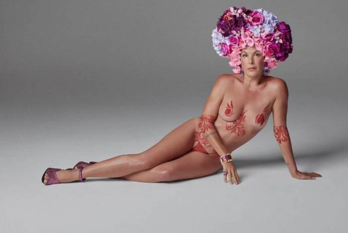 Carolina Ferraz posa para as lentes do fotógrafo Bob Wolfenson